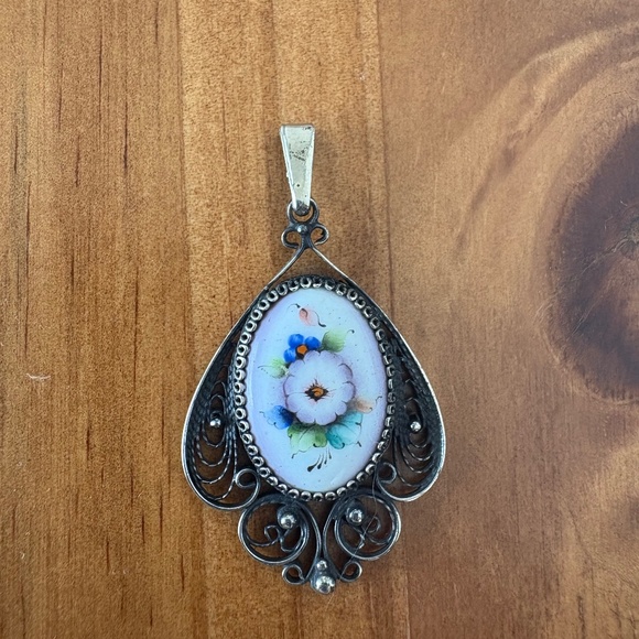 Silver and flower pendant - Picture 1 of 2